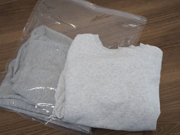 衣装ケース用圧縮袋にスウェットを入れている様子