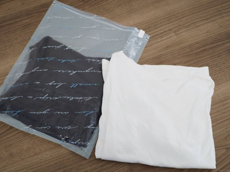 エンボス加工付き出し入れしやすいトラベル圧縮袋MにTシャツを入れている様子