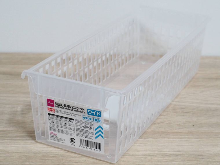 ダイソー引き出し整理バスケットワイドが机に置かれている