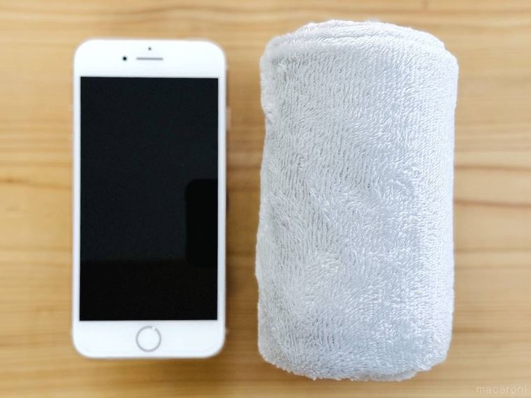 ダイソーのひざかけ無地とスマートフォンを並べた様子
