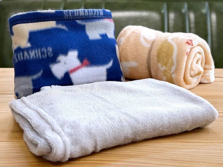 ダイソーのブランケットを3種類並べた様子