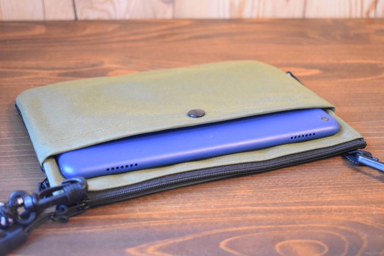 スタンダードプロダクツのサコッシュショルダーバッグのサイドポケットにタブレット端末を入れた様子