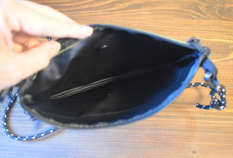 スタンダードプロダクツのサコッシュショルダーバッグの本体中身