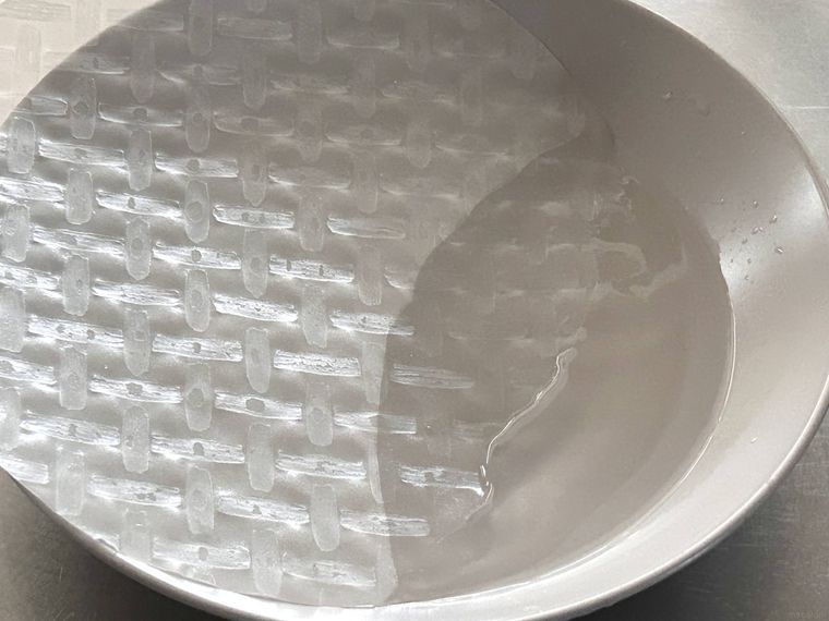 ライスペーパーを水につけているところ