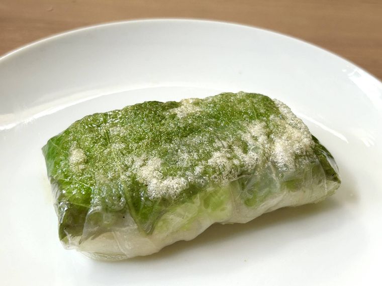 チキンとキャベツの梅大葉焼きが皿に盛り付けられているところ
