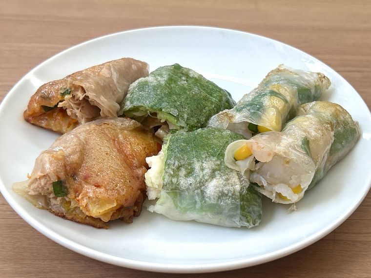 ライスペーパーで作った春巻き風が3種類皿に盛り付けられているところ