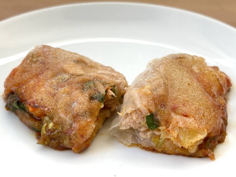 ツナキムチーズの包み焼きが皿に盛り付けられているところ