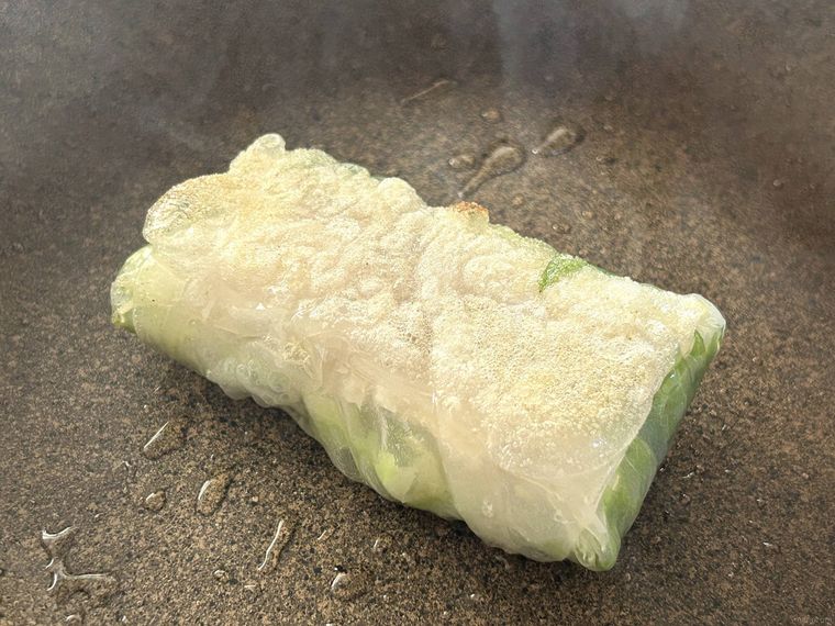 油を引いたフライパンでライスペーパーで包んだものを焼いているところ