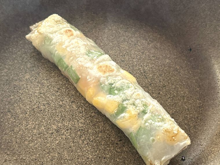 大きめのフライパンでライスペーパーの包み焼きを焼いているところ