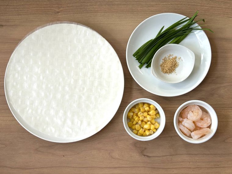 えびニラコーンのパリパリ棒餃子の材料が並んでいるところ