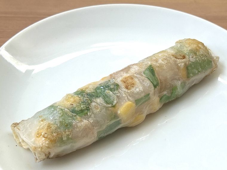 えびニラコーンのパリパリ棒餃子が皿に盛り付けられているところ