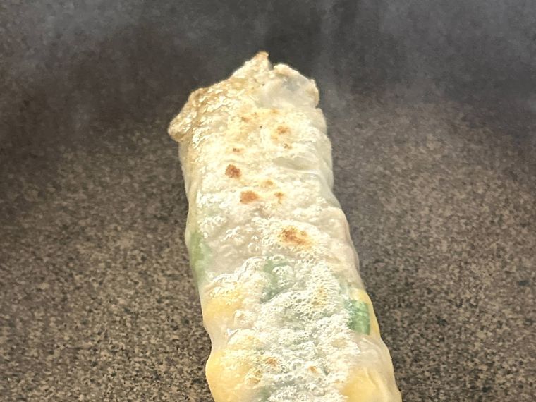 ライスペーパーの包み焼きをこんがりと焼いているところ