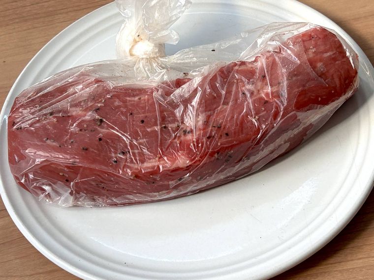 室温で常温に戻している牛肉ブロックが皿に置かれているところ