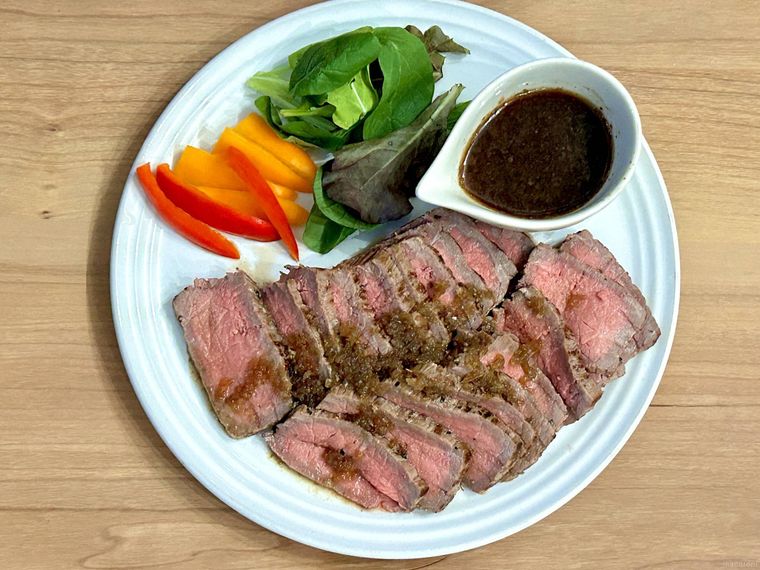 アイラップで作ったローストビーフが皿にのせられているところ