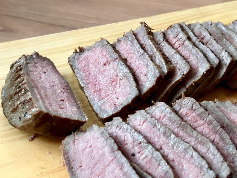 しっかり冷やした肉を包丁でスライスしたところ