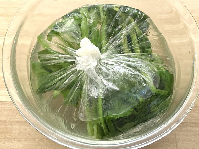 ほうれん草が入っているアイラップに水が入っているところ