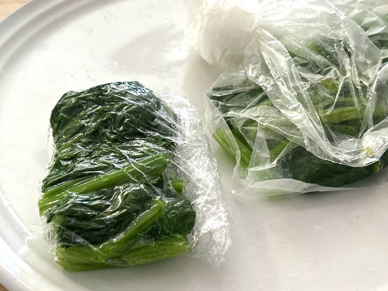 ラップで小分けにしたほうれん草とアイラップに入っているほうれん草
