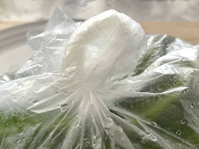 蒸気が逃げるようにアイラップの口をねじったところ