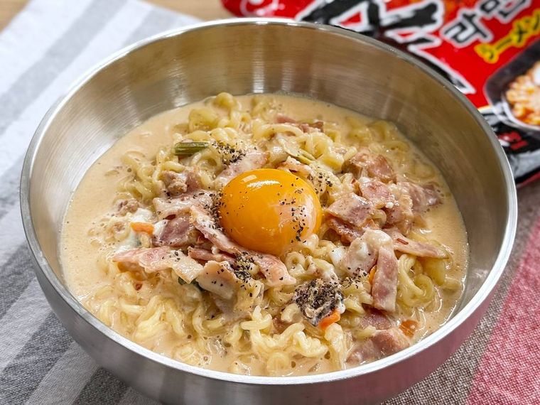 辛ラーメンをカルボナーラ風にアレンジした様子