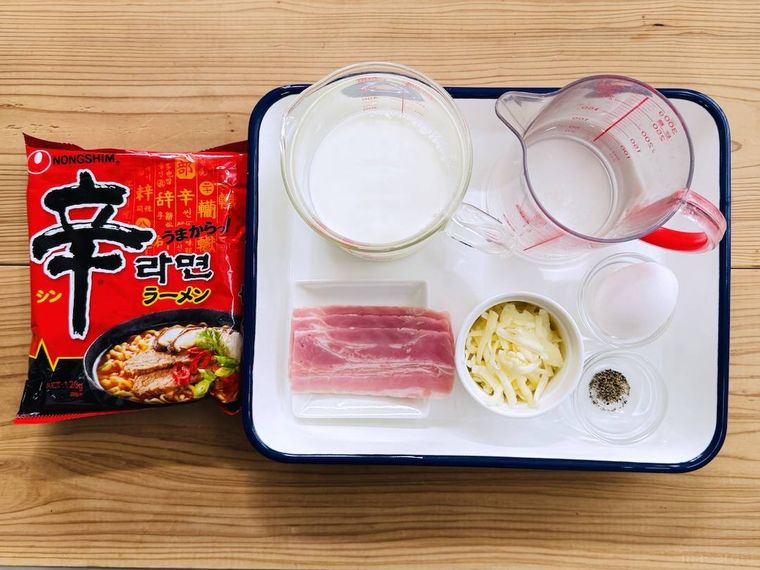 辛ラーメン、牛乳、水、ベーコン、チーズ、卵、粗挽き黒こしょう