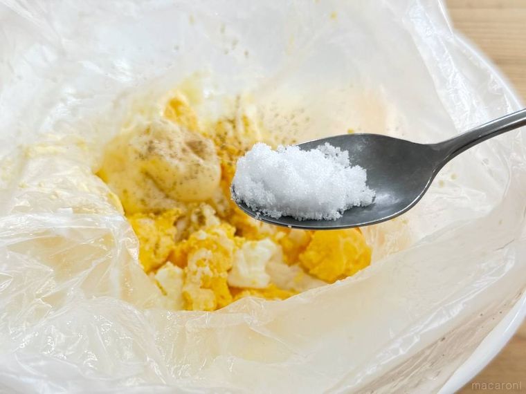 卵サラダに砂糖を加えようとしている様子