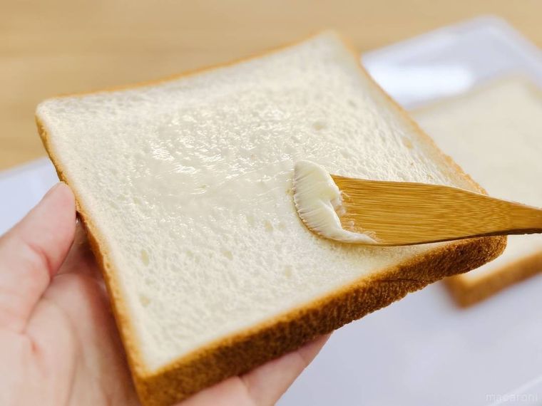 食パンにバターを塗っている様子