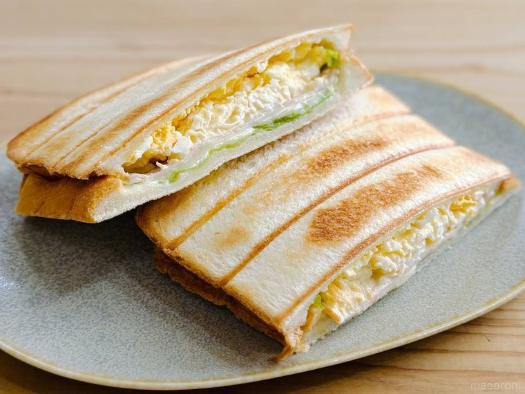 卵サラダ、ハム、チーズ、レタスが入ったホットサンド