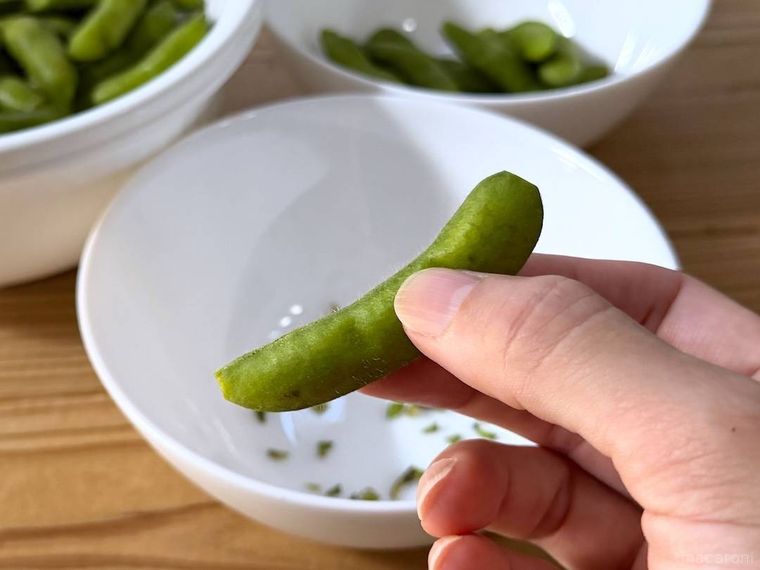 枝豆のさやの両端を切り落とした様子