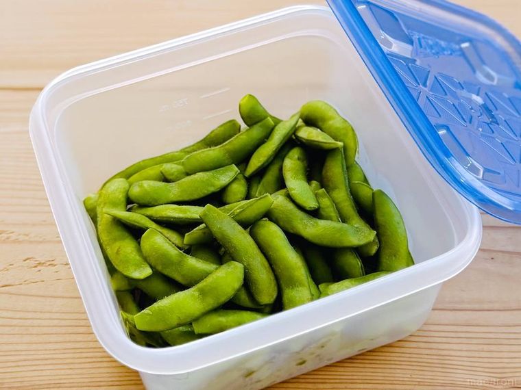 加熱した枝豆を保存容器に入れた様子