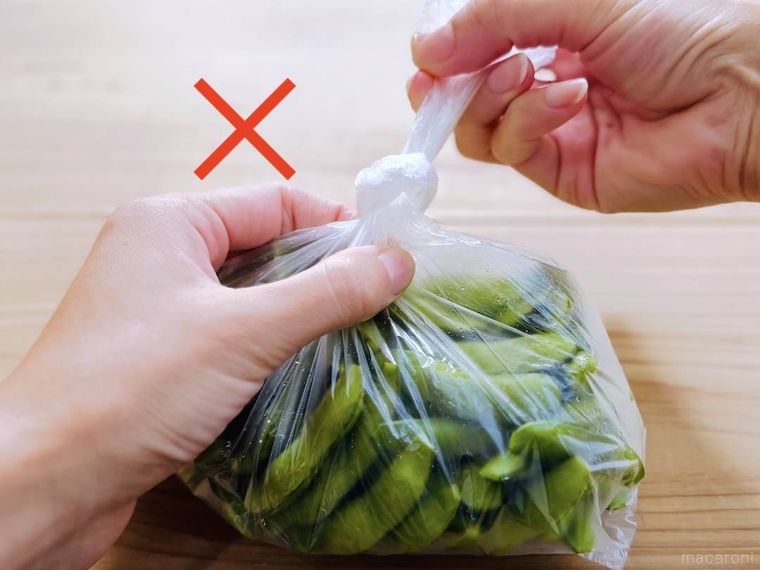 枝豆が入ったアイラップの口を結んでいる様子