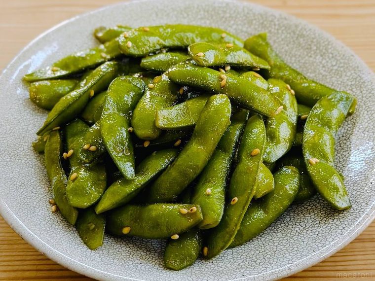 ピリ辛枝豆を灰色の皿に盛り付けた様子