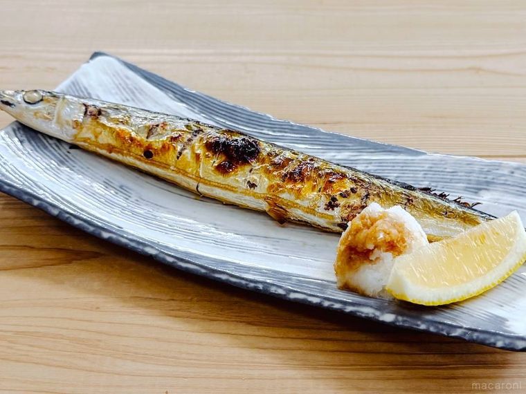 焼きさんまを皿に盛り付けた様子