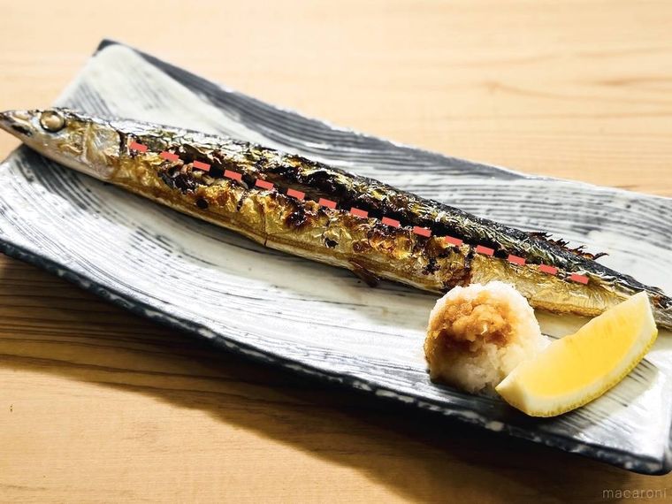 焼きさんまの中骨に沿って切れ目を入れた様子