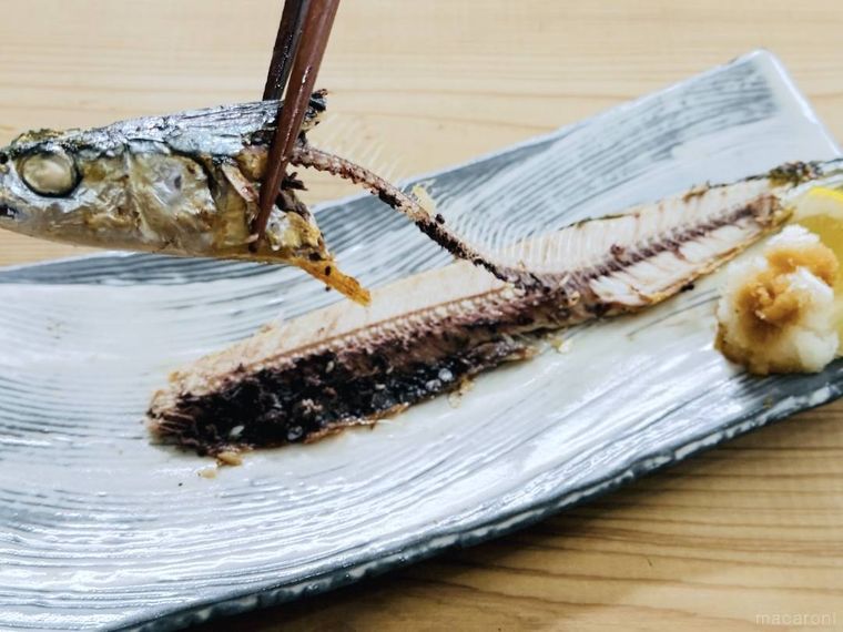 焼きさんまの中骨を外している様子