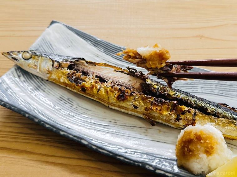 焼きさんまの身を箸でつかんだ様子