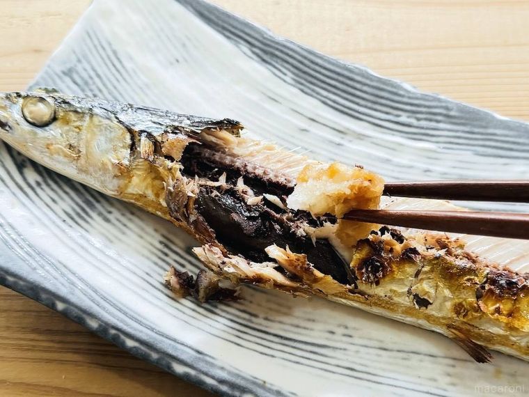 焼きさんまの身を箸でつかんだ様子