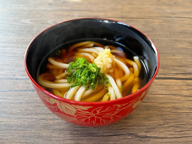 赤色の器に入った温かいぶっかけうどん