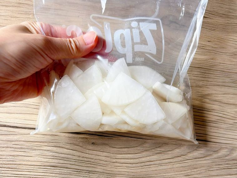 ジッパー付き保存袋に入った大根の甘酢漬け