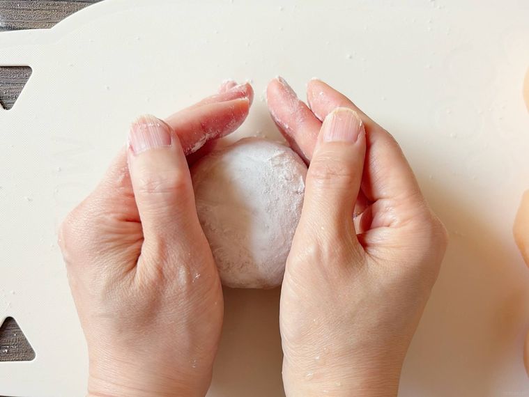 みかん大福の形を整える様子