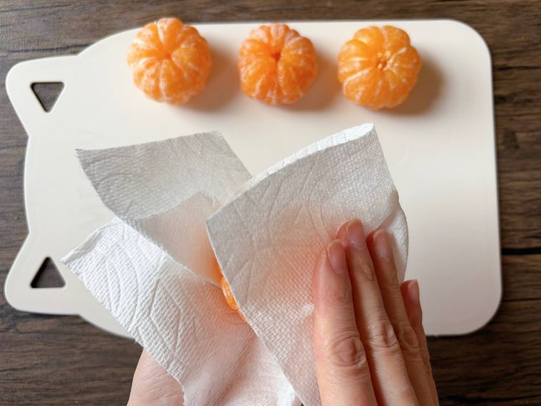 みかんの水分を拭く様子