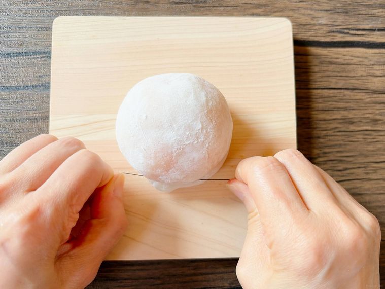 みかん大福を糸でカットする様子