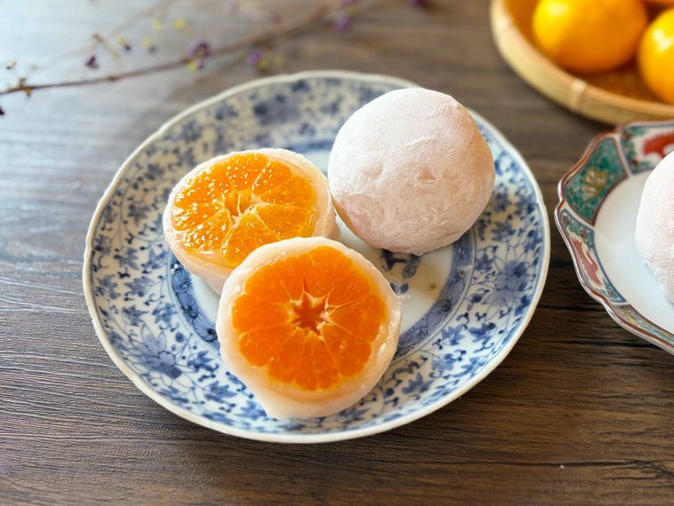 和皿に盛られたみかん大福