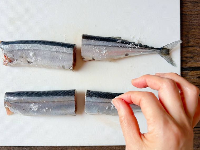 さんまに塩をふる様子