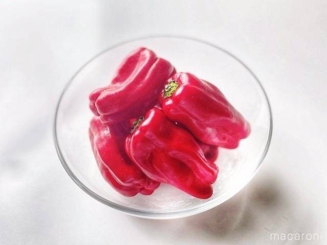 丸いガラスの器に盛られた赤ピーマン