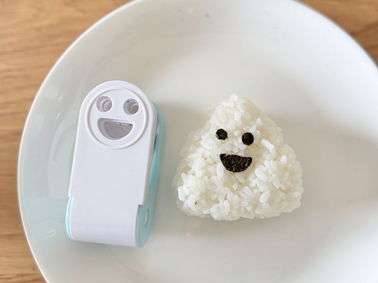 セリアのりパッチン にっこりでくり抜いたおにぎり