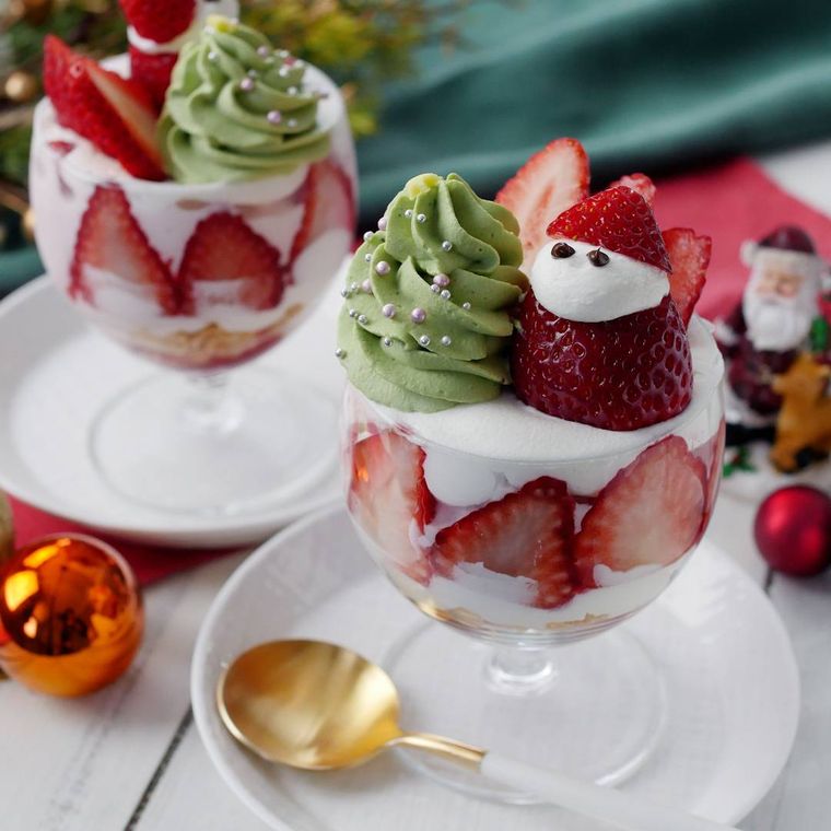 透明なグラスに入ったクリスマスパフェ