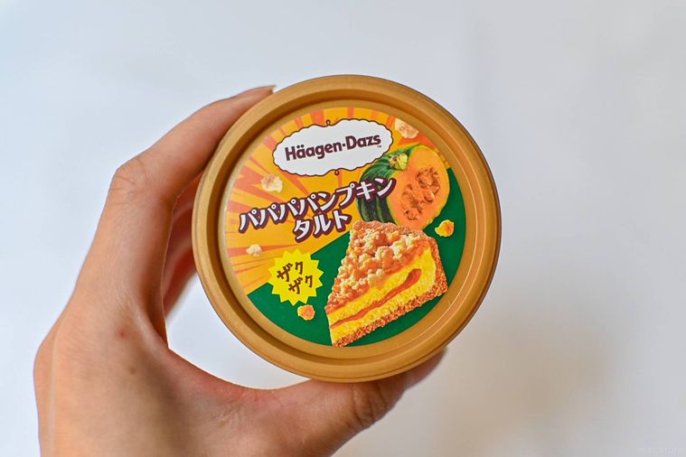 アイスのカップを持っているところ