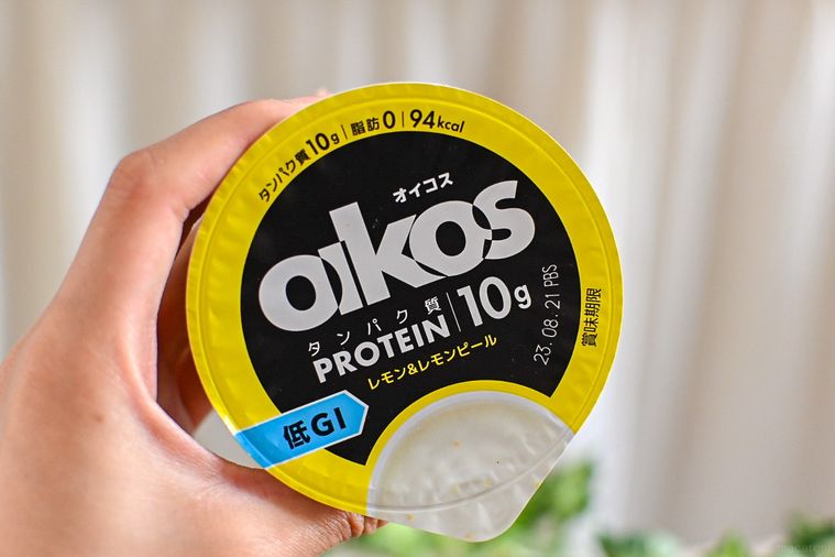 オイコスレモンレモンピールを持っているところ