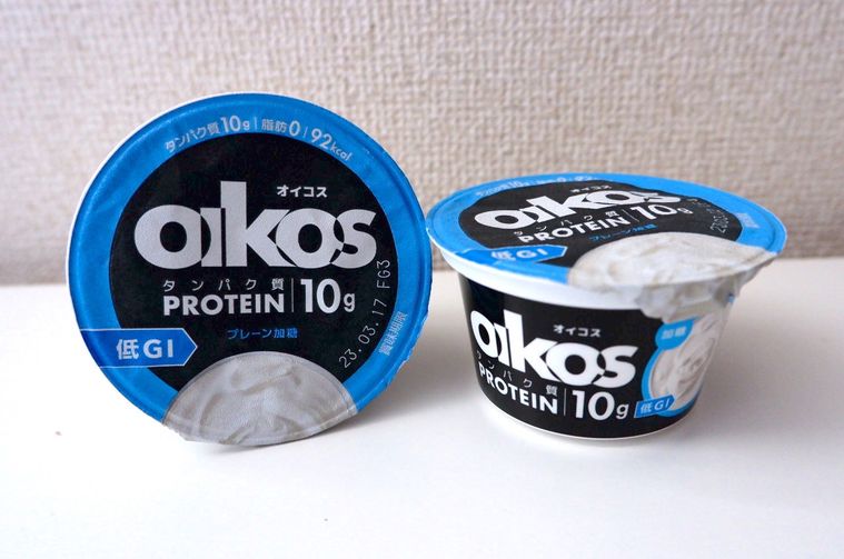 オイコスヨーグルトのプレーン味が2個並べられている