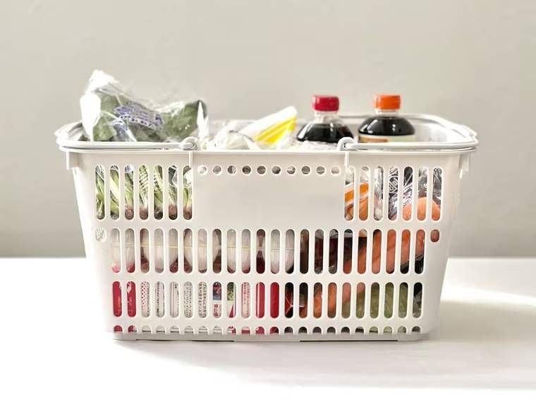 食料品が入った買い物カゴ